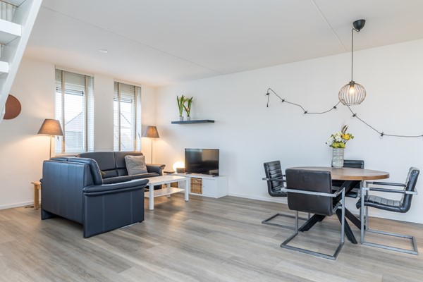 Foto - Te koop: Op goede en in geliefde woonwijk in Voerendaal gelegen halfvrijstaande bovenwoning (type B3 maisonnette), met o.a. dakterras, separate berging op de begane grond en eigen parkeerplaats. 